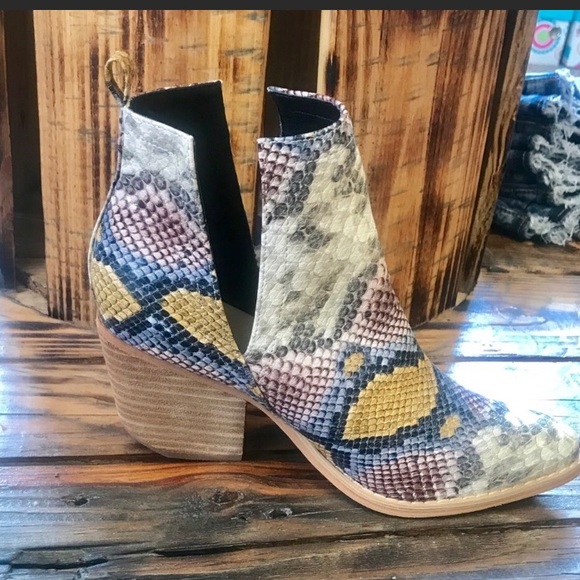 🌈1 LEFT 🌈 RAINBOW MULTI COLOR SNAKE PRINT BOOT - Picture 5 of 5